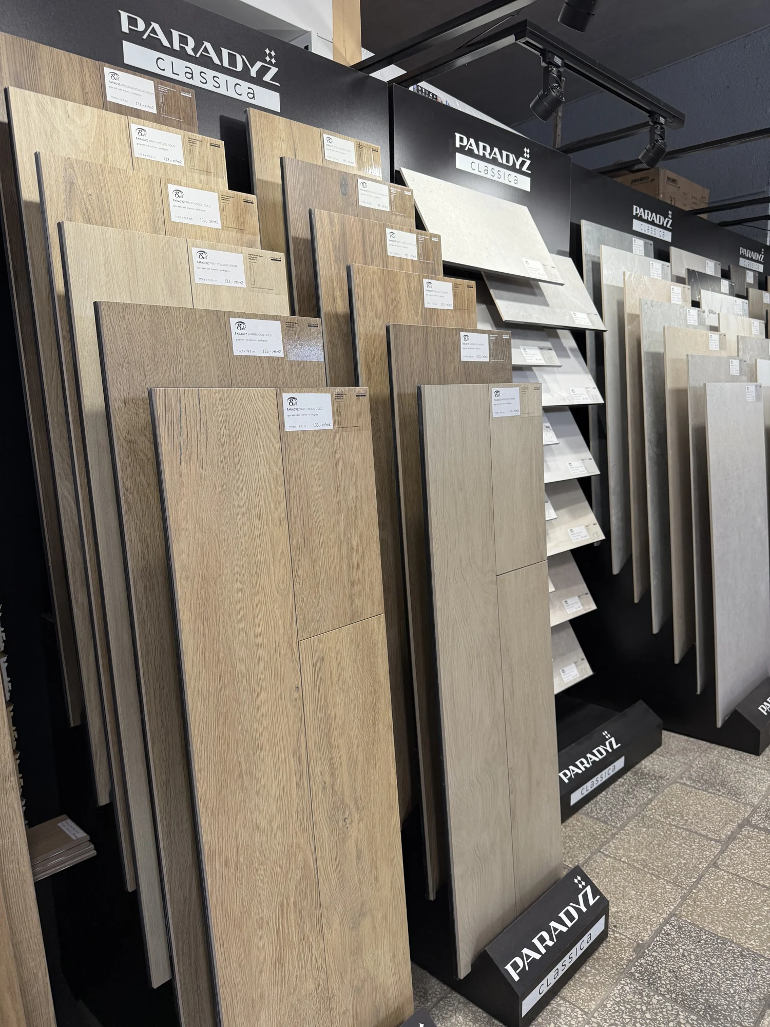 Ekspozycja płytek i próbek materiałów w salonie